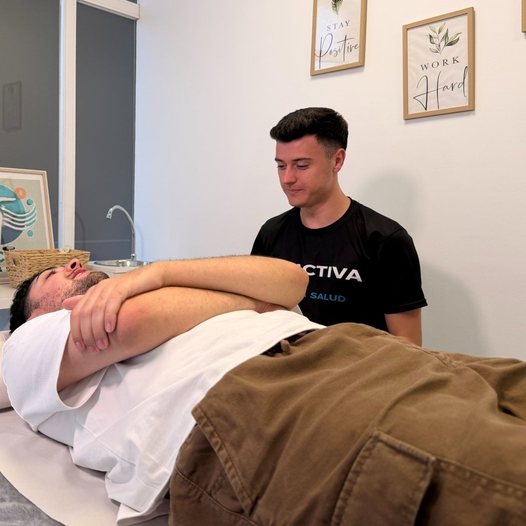 Fisioterapeuta de Reactiva tratando a un paciente en camilla