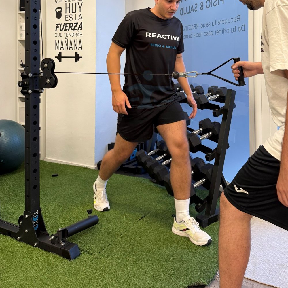 Ejercicio de readaptación guiado en el gimnasio de Reactiva